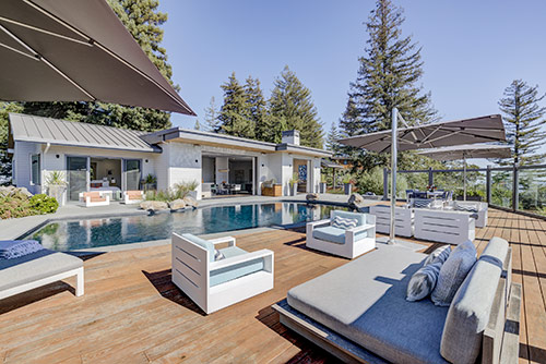 Kent Woodland's luxury rental : deck and pool